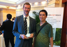 潤大世紀員工與環(huán)球資源首席運營官、執(zhí)行總裁